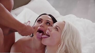 华丽的少女与小乳房在热辣的二女一男中舔吮